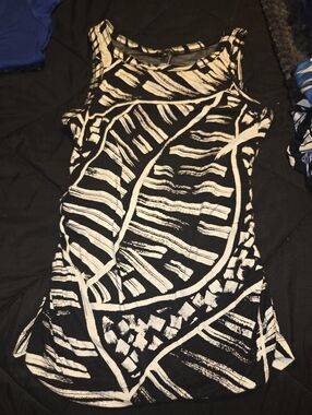 NIC+ZOE Black and White Abstract Scoop Tank